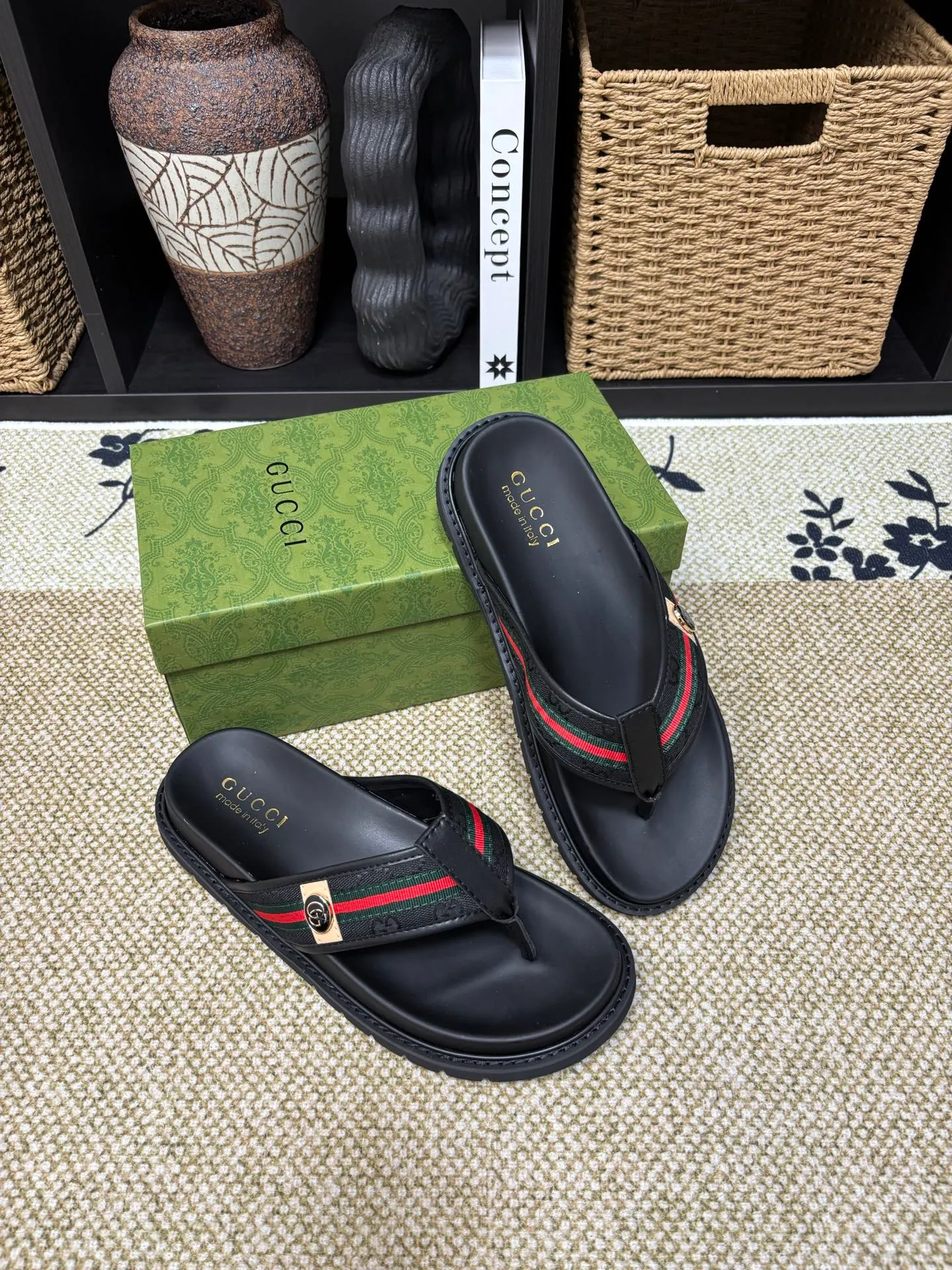 Factory 💰 300 yuan Gucci slippers] high-end men's shoes brand official website 1:1 latest masterpiece: original mold customization, the fabric is made of imported original materials, upgraded outsole, lighter and non-slip. The market's top quality, simple yet tasteful, a must-have for fashionistas, fashionable at your feet, full of confidence, the same style at the counter 👍The season of summer slippers is here. Code: 38-45 (45 customized)